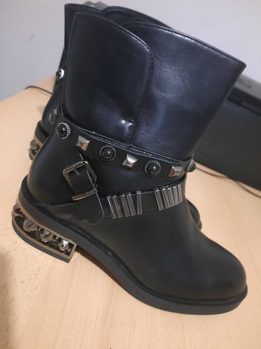 Cizme negre cu ținte