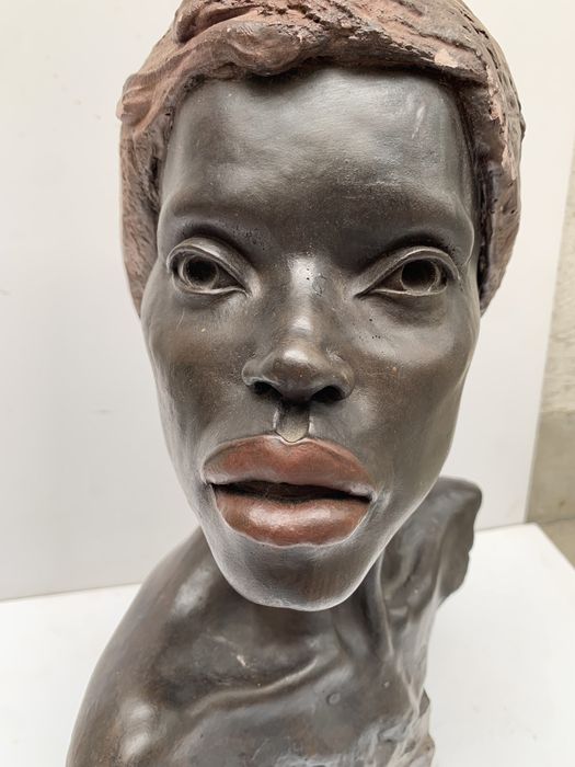 Скулптура бюст на африканска жена