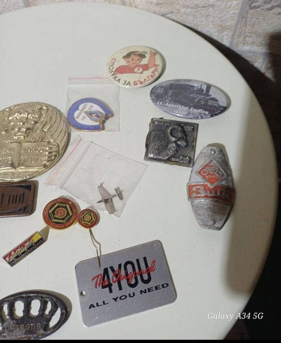 Лот микс значки и др.