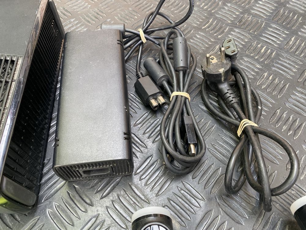 Xbox 360 slim cu jocuri si controllere