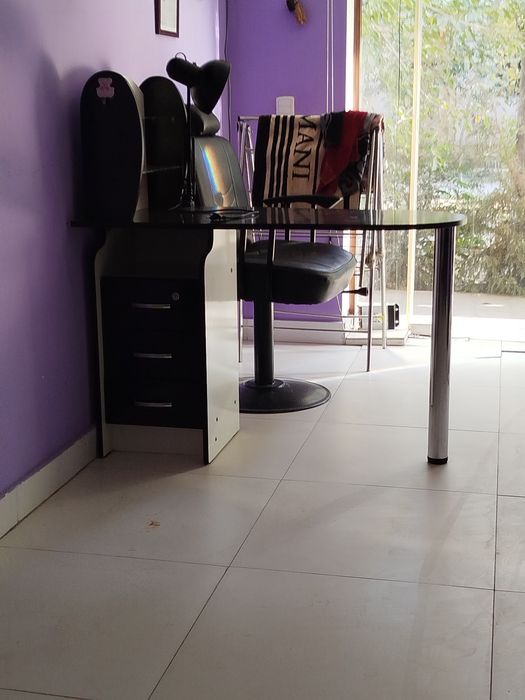 Прадается маникурный стол тумба зеркало для салон красоты