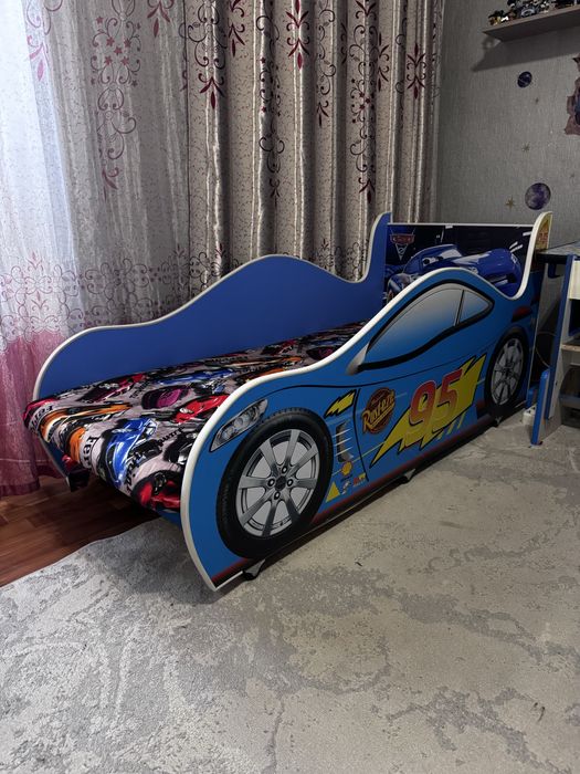 Продам кровать, стол БЕСПЛАТНО