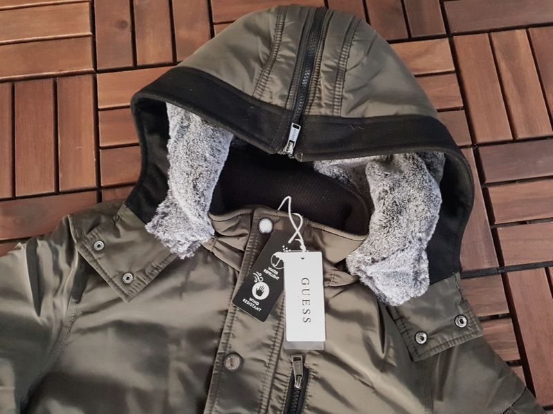 ПРОМО GUESS - L -оригинално  ветроустойчиво яке с качулка