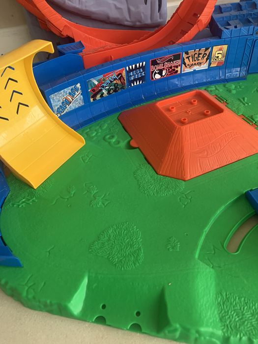 Hot Wheels Monster Trucks T-Rex Volcano