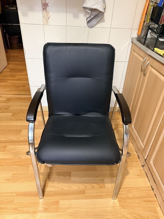 Офисное кресло сетка б/у 2 шт. И стулья кожа 3 шт