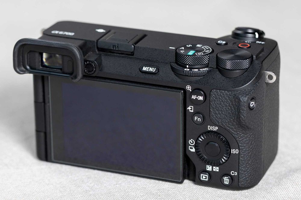 Продавам Sony A6700 + Sigma 18-50/2.8 +Smallrig аксесоари