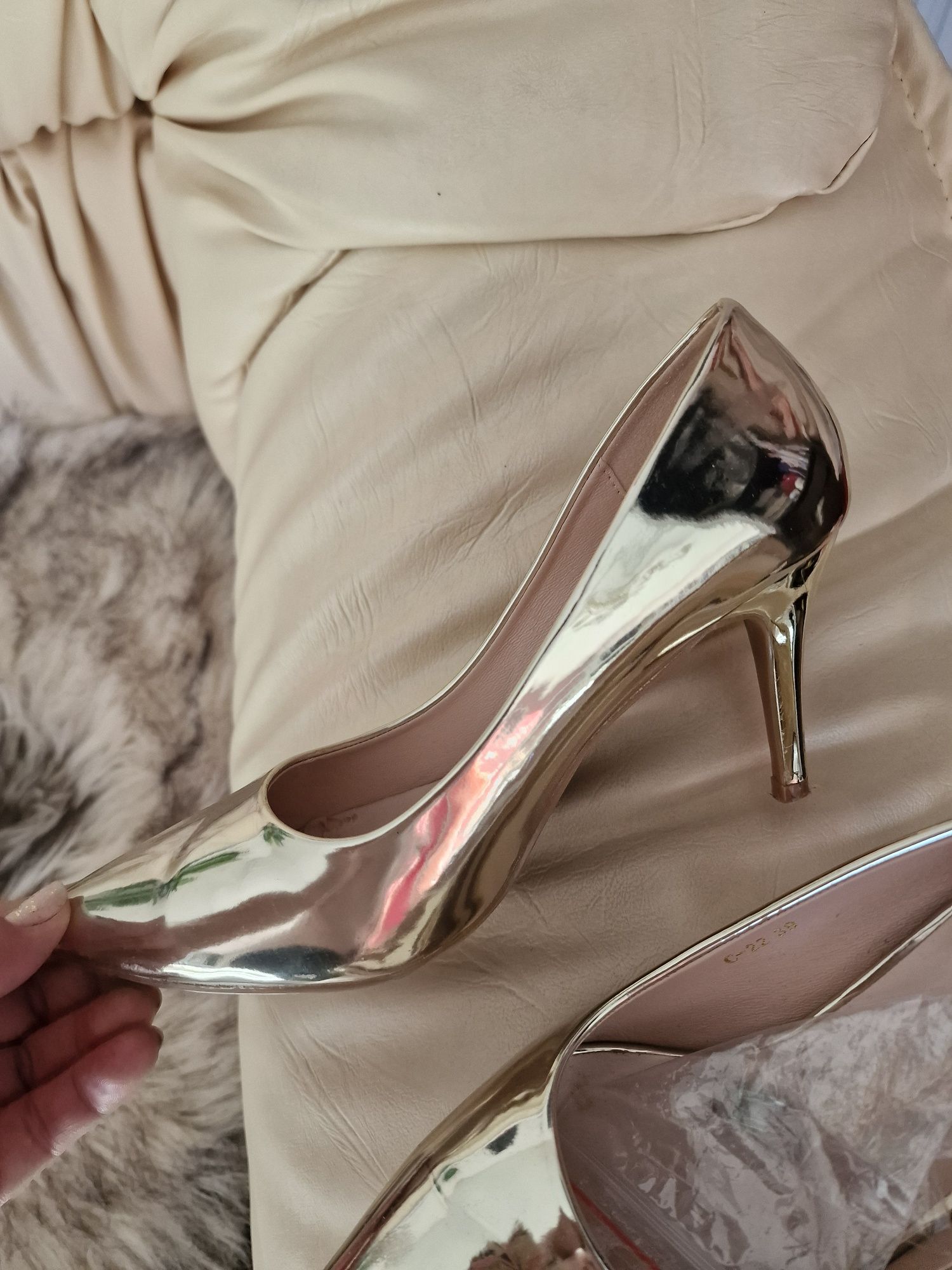 Pantofi dama aurii