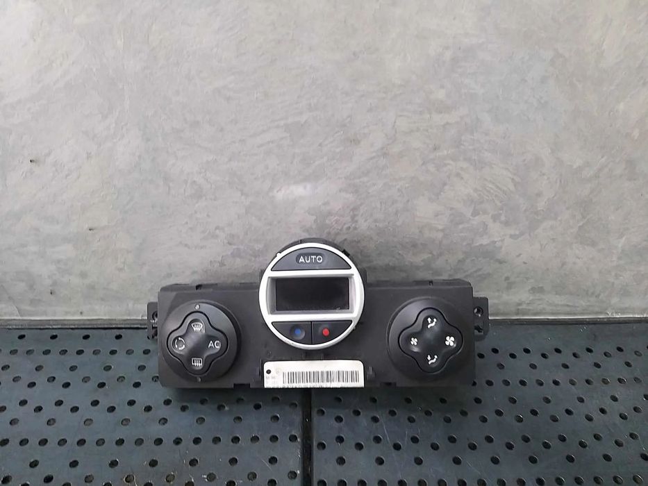 Panou comanda clima ac renault clio 3 8200296683