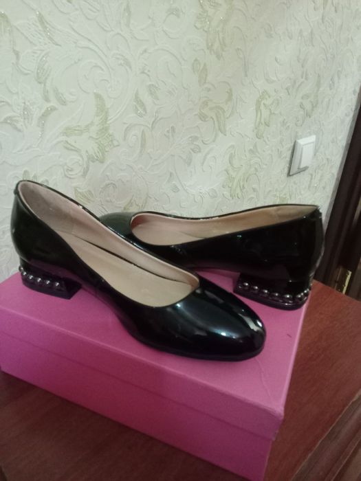 Женские лаковые туфли