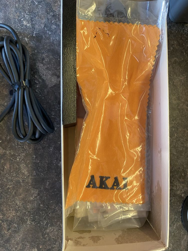 Продавам микрофон Akai ADM-80