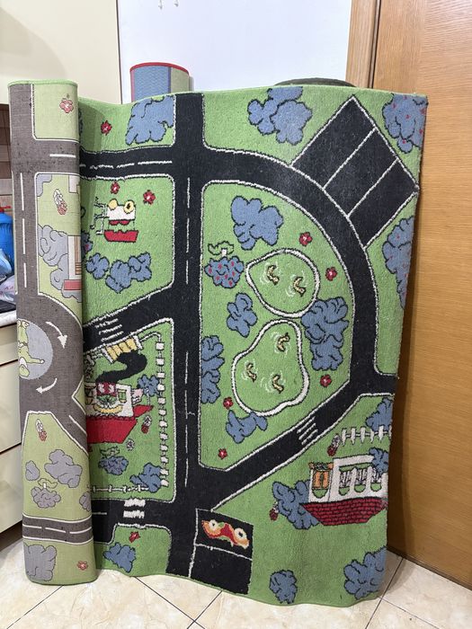 Продам 2 детских ковра б/у. Размер 2х3.