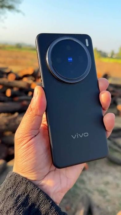 Vivo X200.  12/256 gb