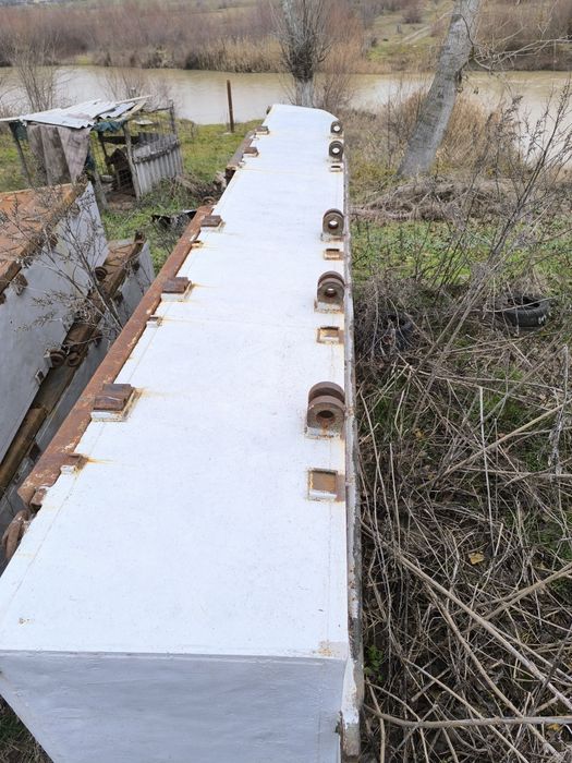 Vând pontoane de armată din metal