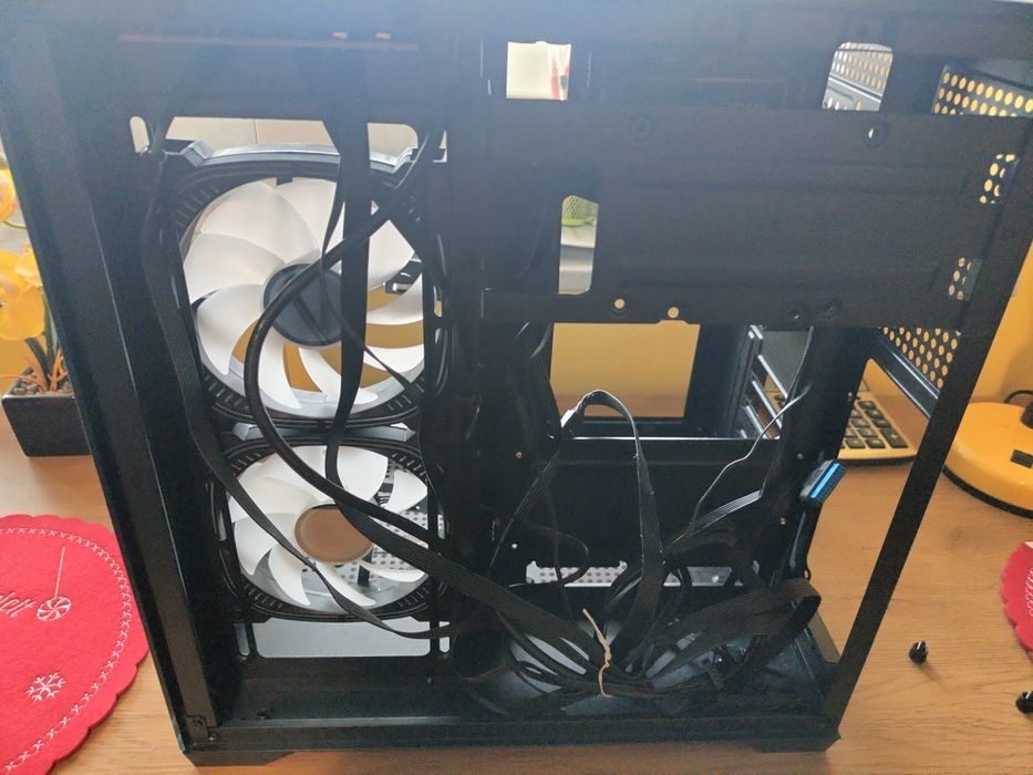 Vând carcasa PC Pro Gaming Ambra