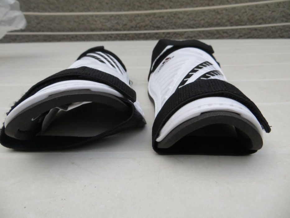 Protectie gambe fotbal ADIDAS, produs NOU, original si ciorapi gambe