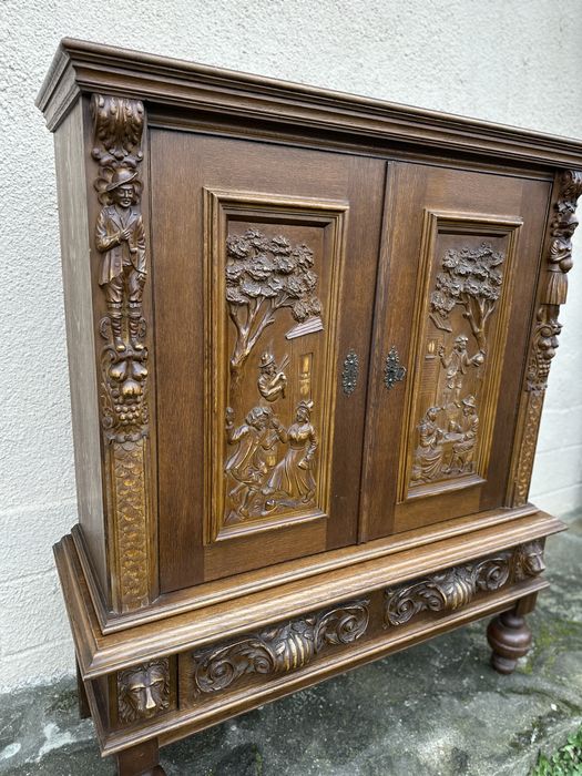 Шкаф с фигурална резба  сценични панели