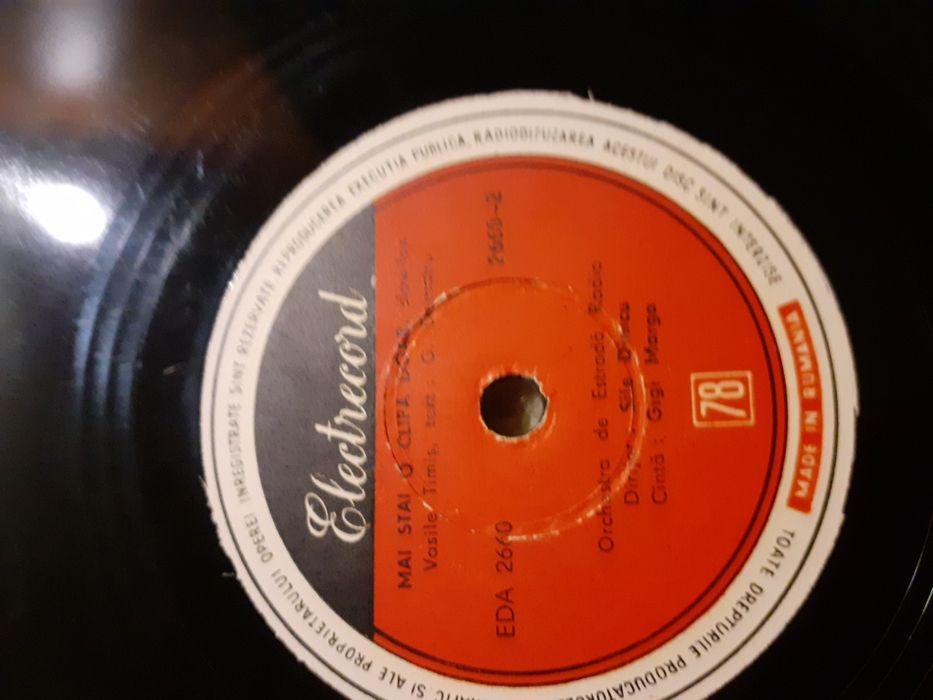 Vand colectie discuri vinil, placi patefon si CD-uri