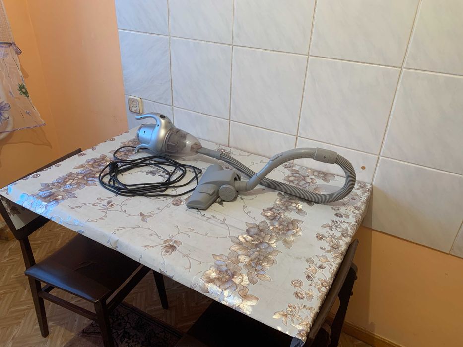Продам пылесос бытовой ручной малогабаритный (сделано в Германии)
