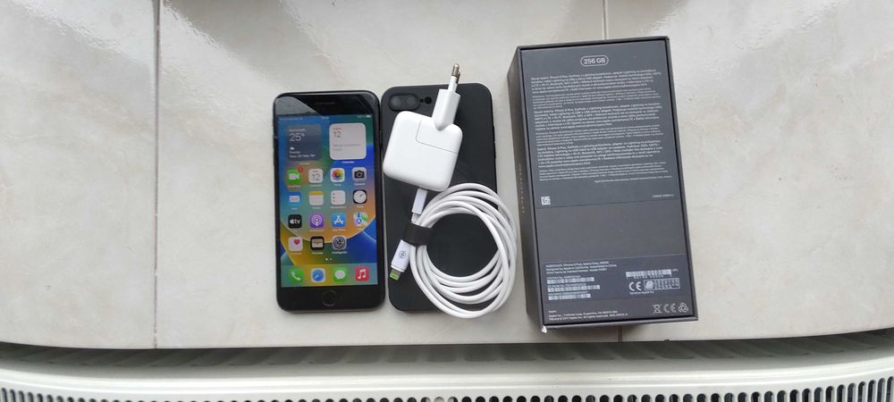 iphone 8 plus 256 gb cu incarcator original, cutie, husa, bateria 84%