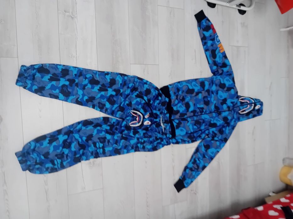 Vând trening bape