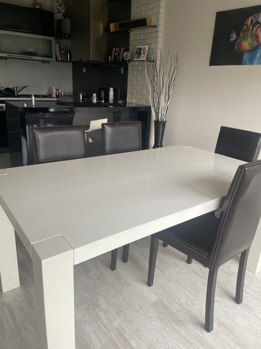 Бяла маса за хранене лак със 6бр кожени кафяви столове