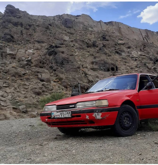 Мазда 626 седан.