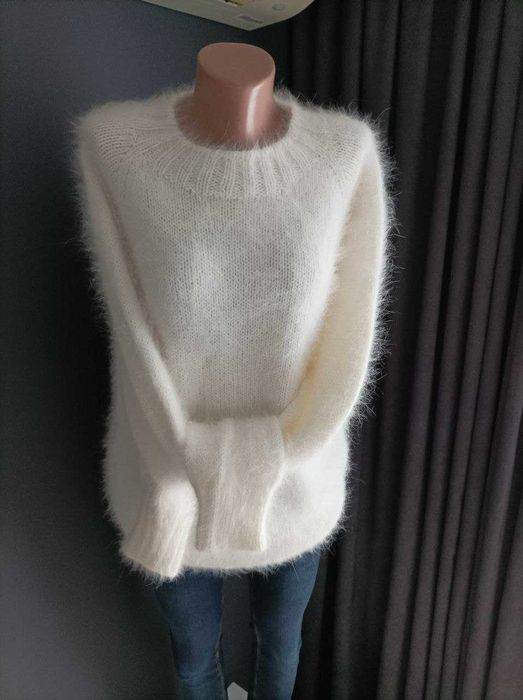 бял плетен пуловер от ангора заек