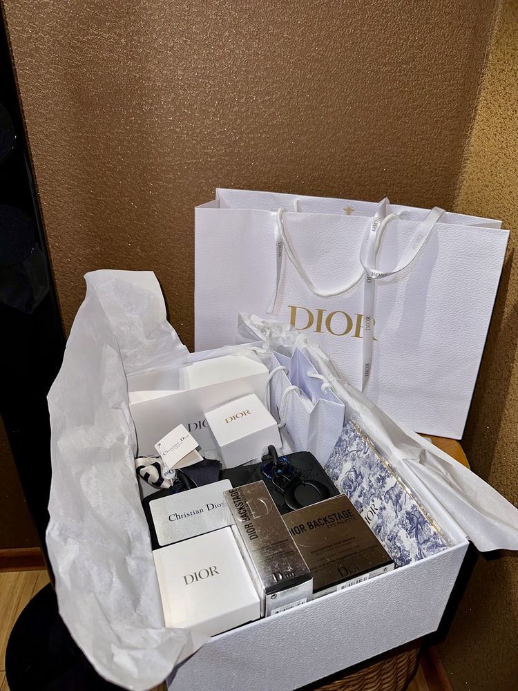 Подарок на 8 марта на день рождения Dior сумка браслет блокнот косме