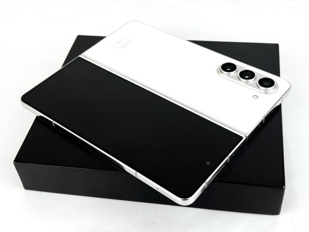 Samsung Galaxy Z Fold 5 5G 256GB 12RAM Cream Отличен