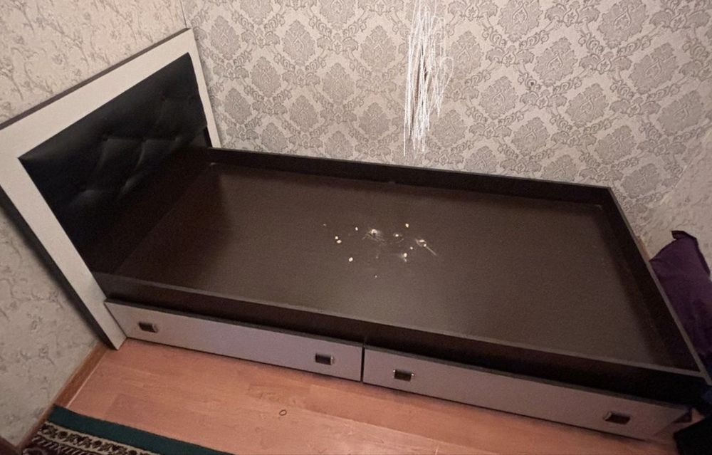 Кровать б/у без матраса