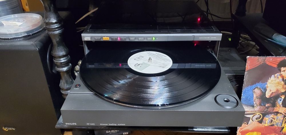 Продавам грамофон Philips