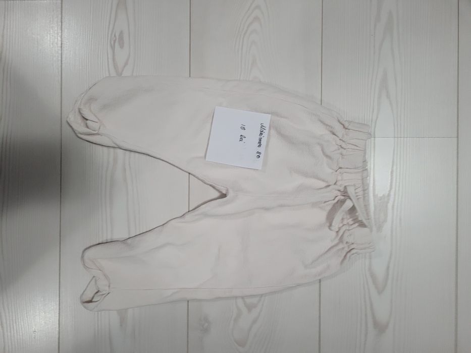 Vand haine mărimea 80,preț pe bucata
Nu asigur transport