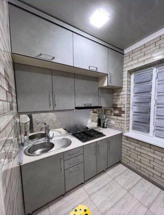 Продаётся 1 комнатная квартира в центре на Себзаре. Балкон 2×6. .