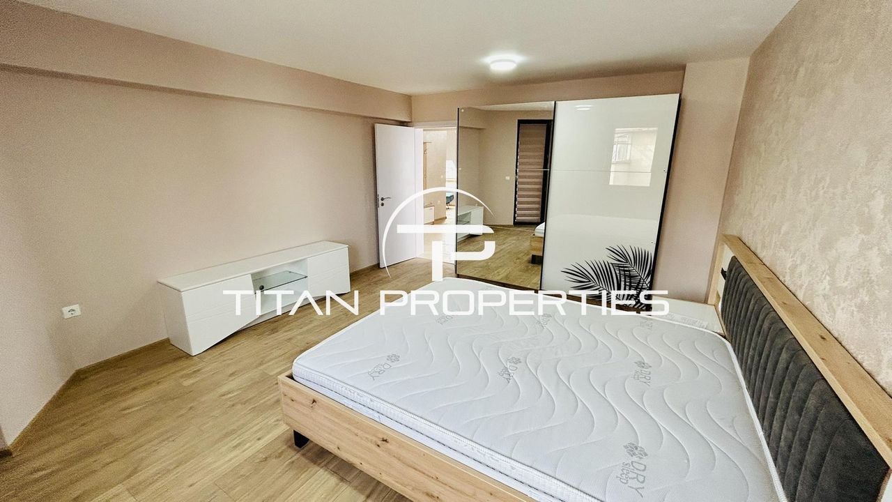 Дава се под наем Тристаен апартамент в Бургас, Център - 100 кв.м за 714 € - Снимка #1