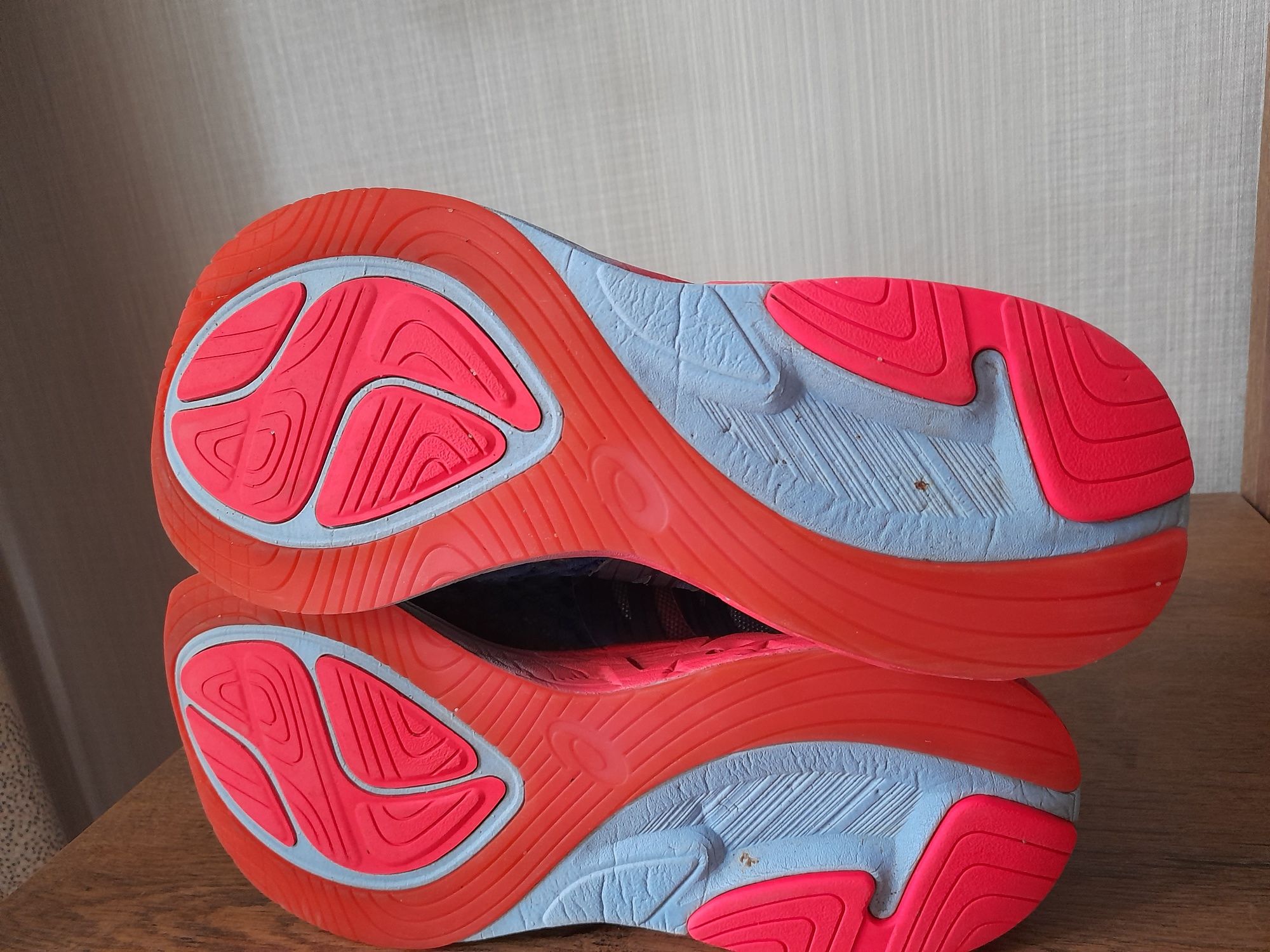 Asics NOOSA FF2 маратонки 42 номер.