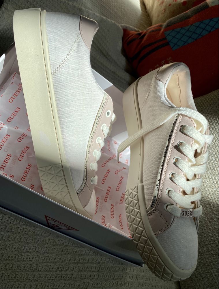 Sneakers Guess alb-roz, panza si piele, marimea 40