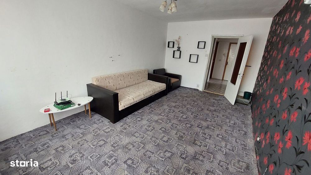Apartament 3 camere, etaj 3, între două școli , Mioveni