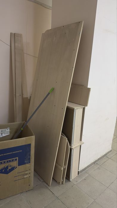 Отдадим кровать полуторку без матраса. Внизу есть выдвижные ящики.