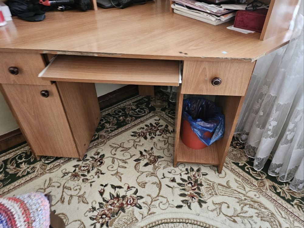 Продается компьютерный  стол  угловой .
