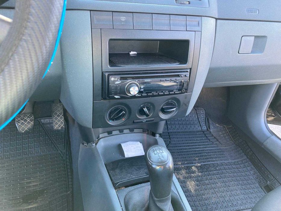 Skoda Fabia; culoare neagra
Vind Skoda Fabiamotorizare 1.4 benzina, Cu