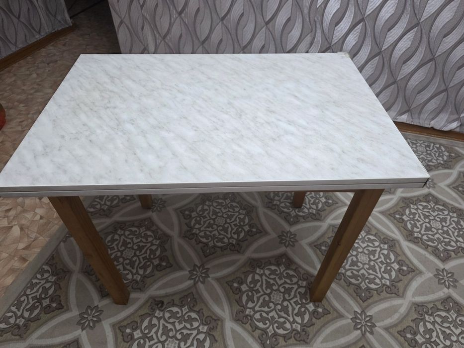 Стол обеденный..