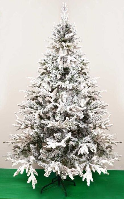 Красива коледна елха