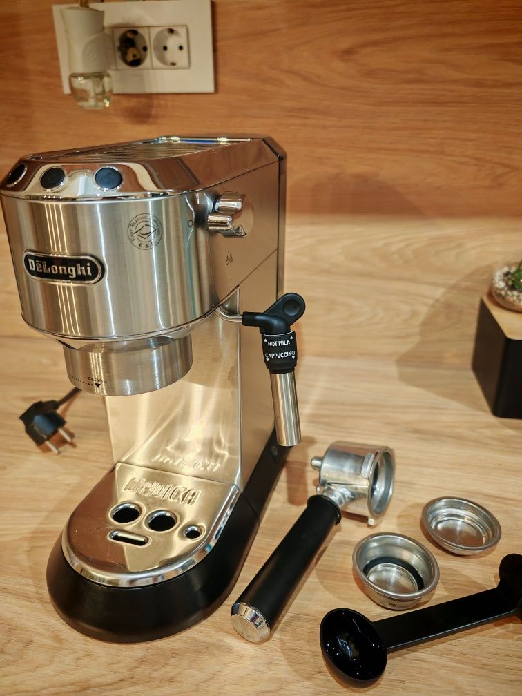 Espressor manual DELONGHI Dedica Style EC685