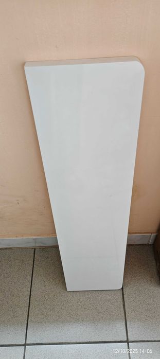 Продавам две стойки за стена