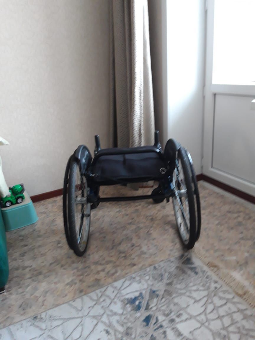 Продам инвалидную кресло-коляску