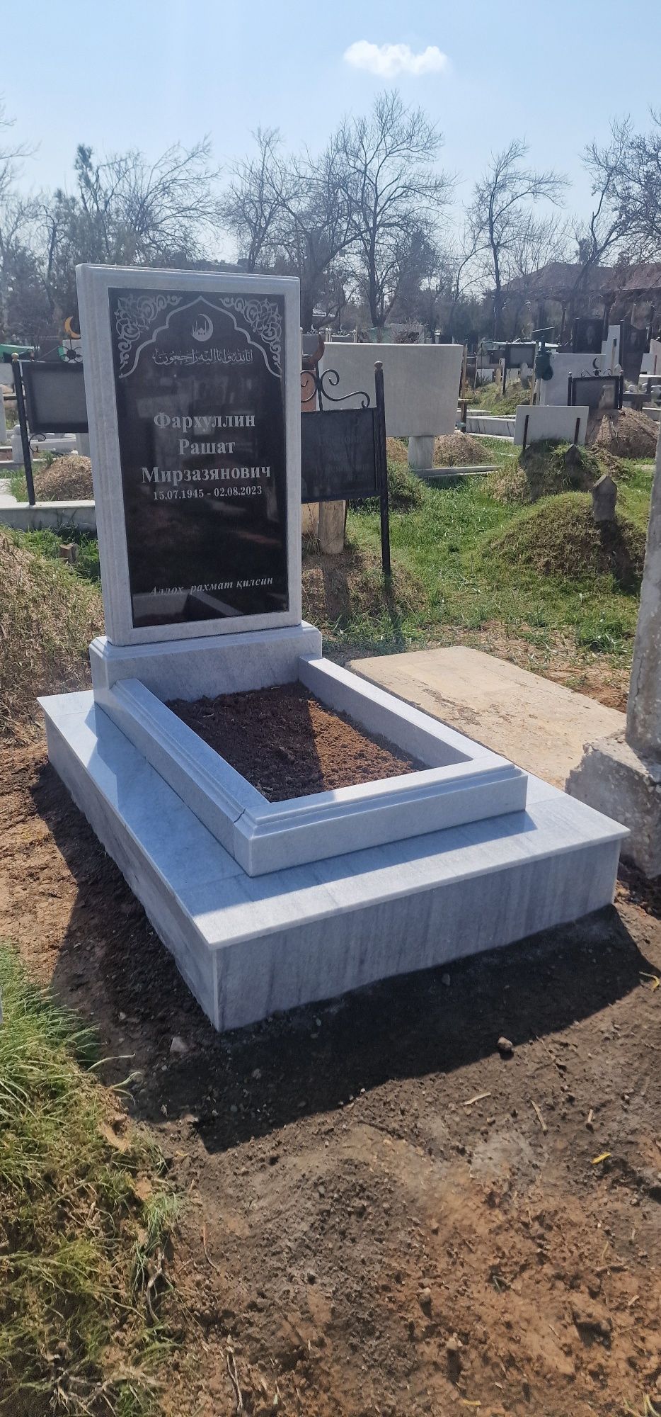 Памятник из светлого мрамора