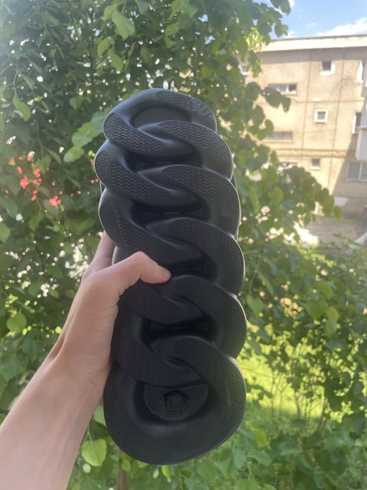 Versace chain reaction