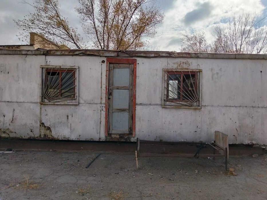 Жилой вагончик, разделённый на 2к. С проводкой, с решетками на окнах