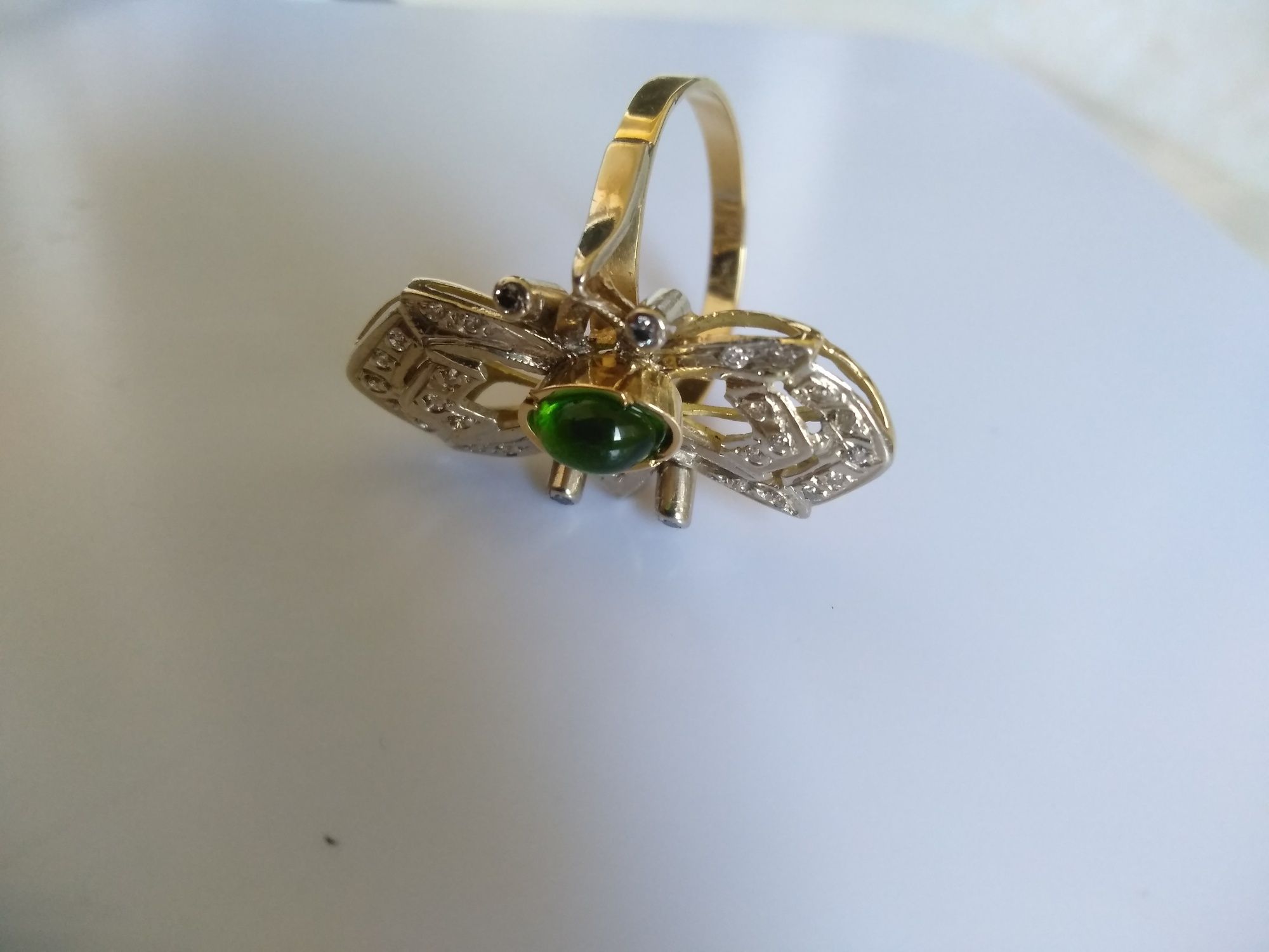 Продам золотое кольцо с чистейшими якутскими бриллиантами 6 гр 750 пр
