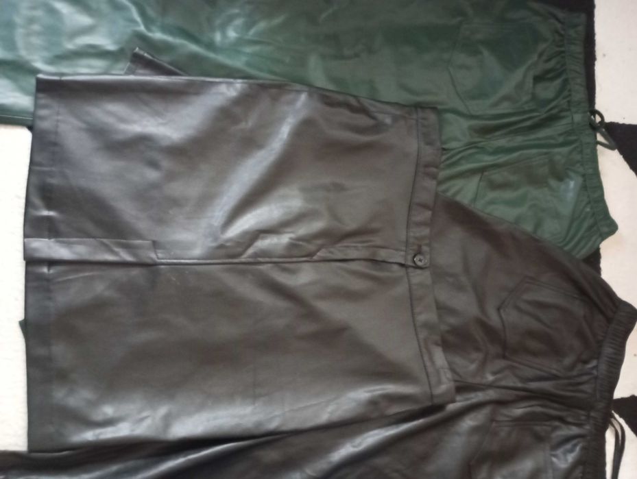 Два кожени панталона черен и зелен и кожена черна пола.